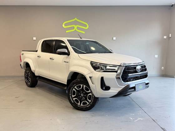 TOYOTA HILUX 2.8 D-4D TURBO DIESEL CD SRX PLUS 4X4 AUTOMÁTICO TOYOTA HILUX 2.8 D-4D TURBO DIESEL CD SRX PLUS 4X4 AUTOMÁTICO